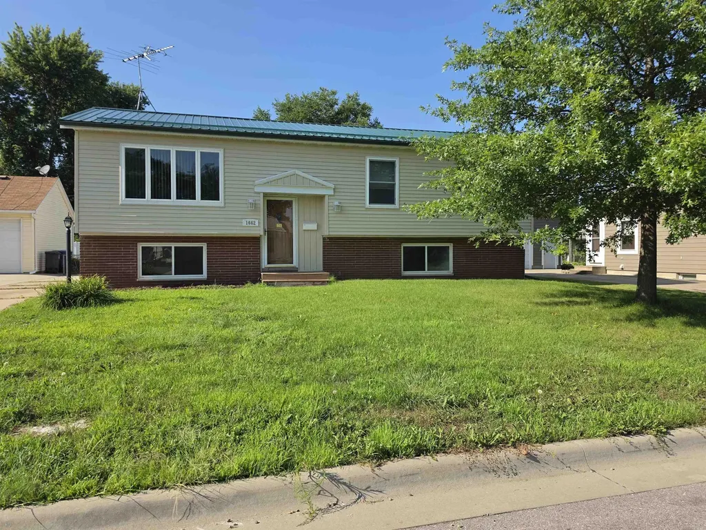 1662 Oakwood Drive Waterloo IA 50703
