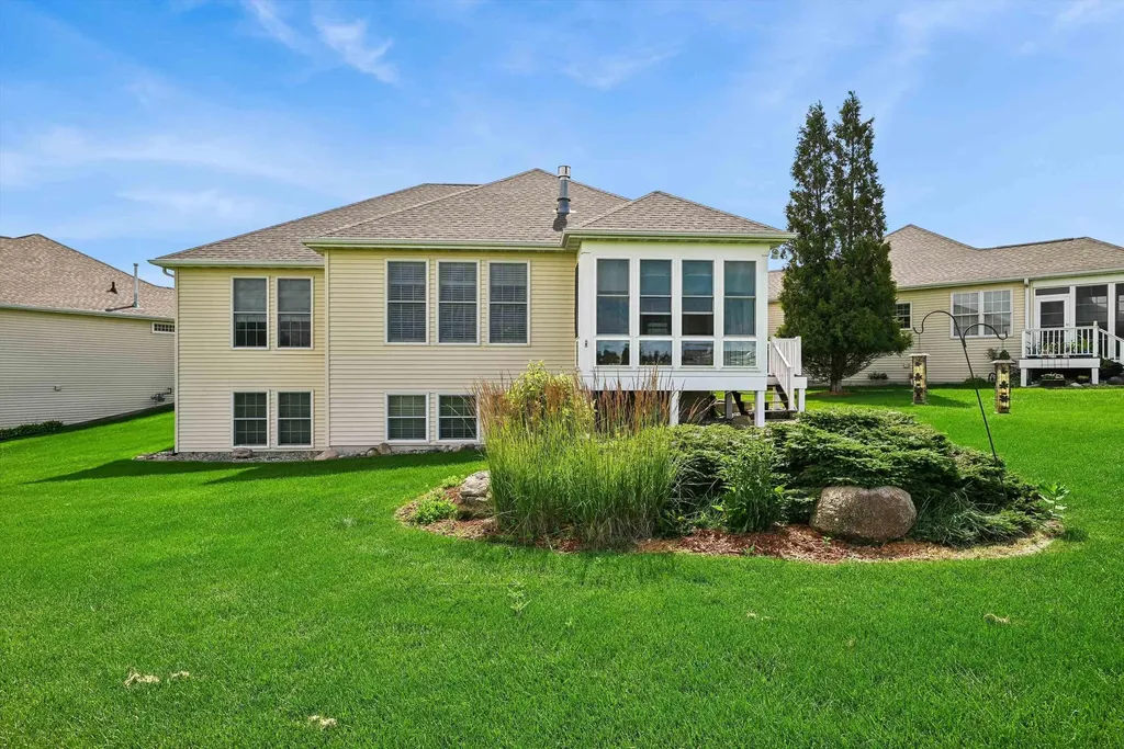 156 Augusta Circle Waverly IA 50677