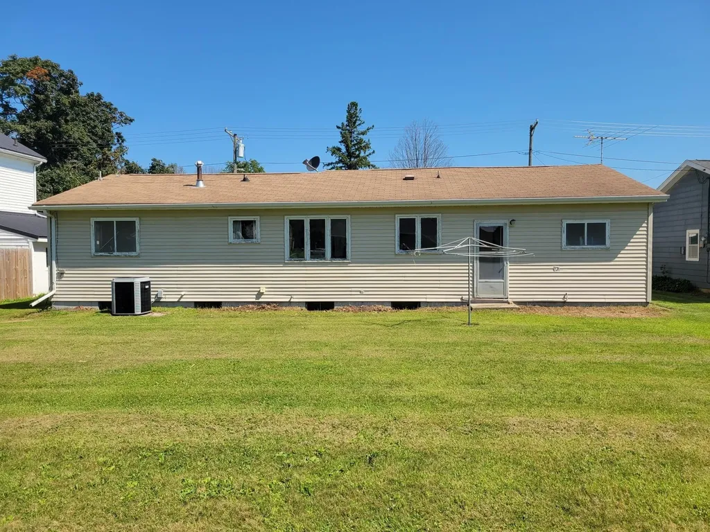 817 E Butler Street Manchester IA 52057