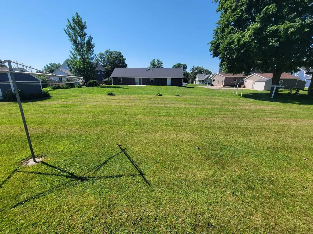 817 E Butler Street Manchester IA 52057