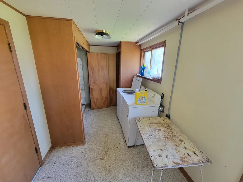 817 E Butler Street Manchester IA 52057