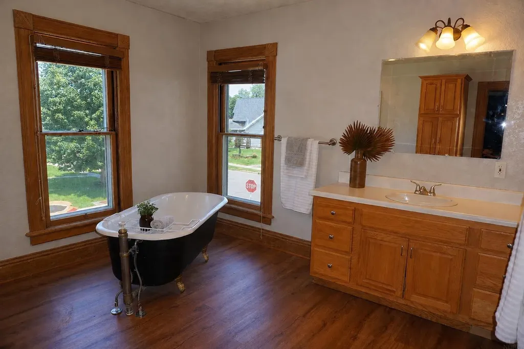 502 4th Street SW Waverly IA 50677