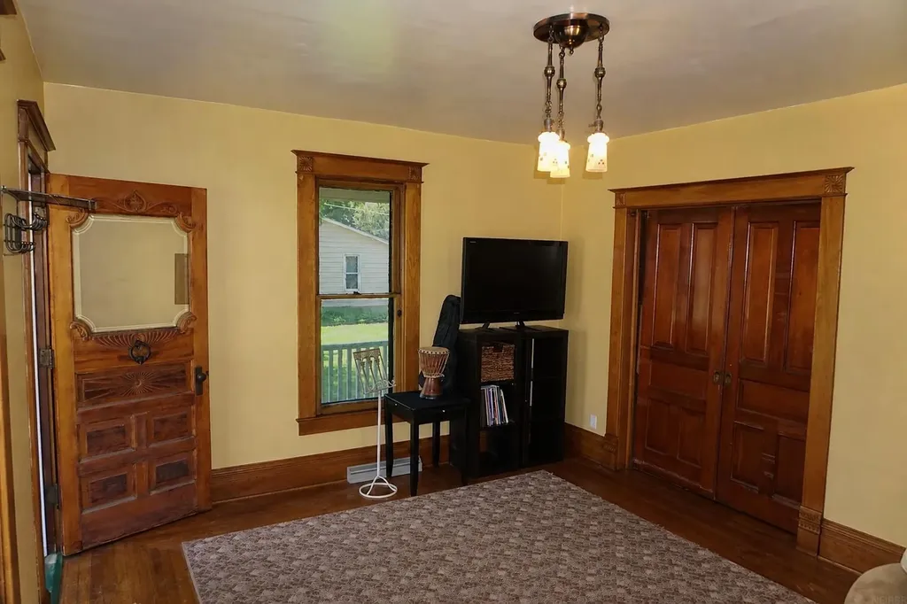 502 4th Street SW Waverly IA 50677