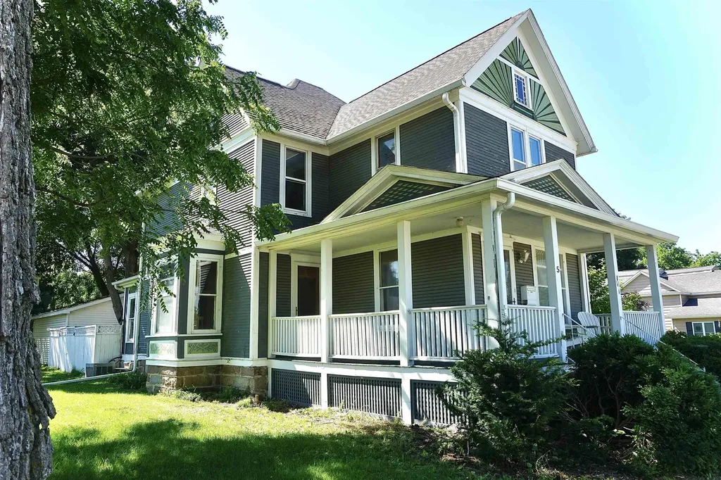 502 4th Street SW Waverly IA 50677