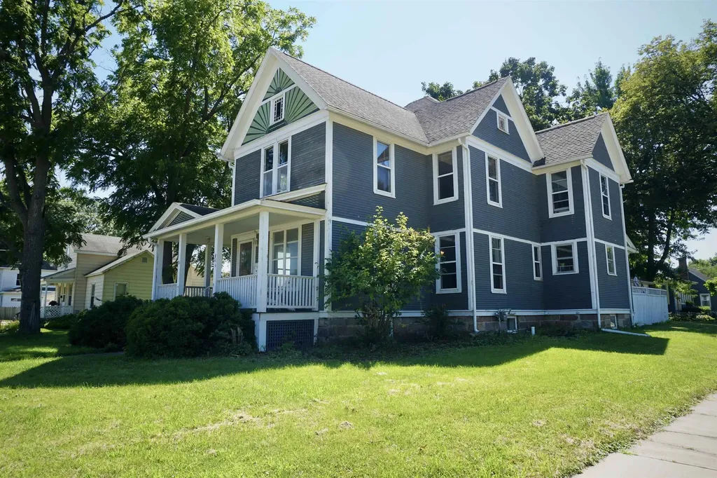 502 4th Street SW Waverly IA 50677
