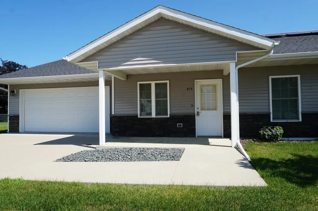 815 Parkside Lane Charles City IA 50616