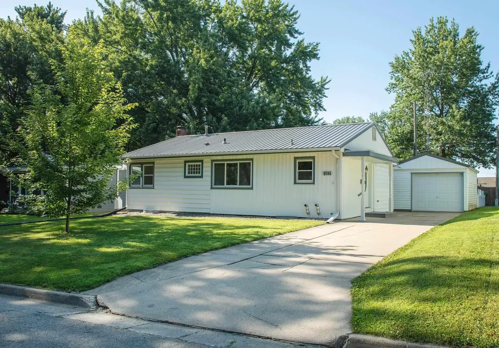 1317 3rd Avenue SW Waverly IA 50677