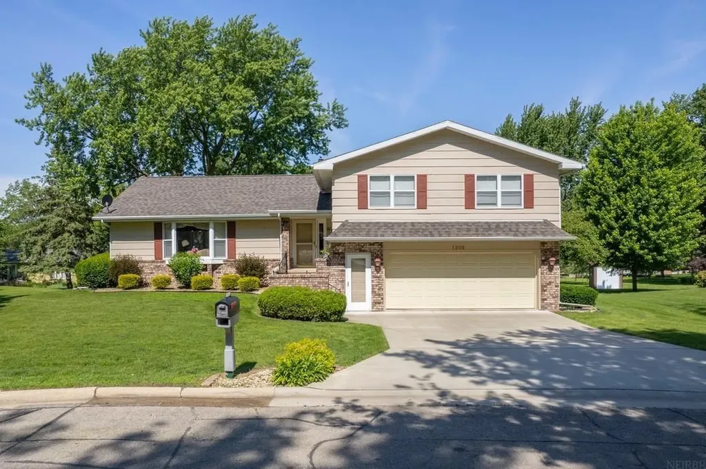 1202 Ellis Drive Charles City IA 50616