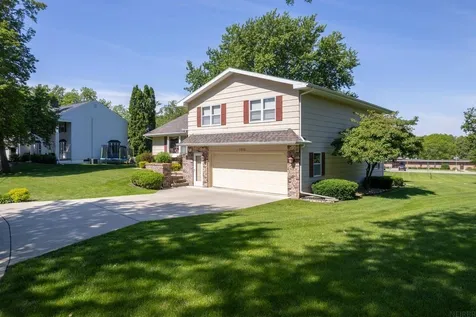 1202 Ellis Drive Charles City IA 50616