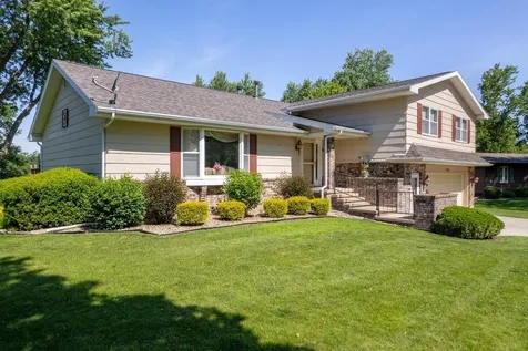 1202 Ellis Drive Charles City IA 50616