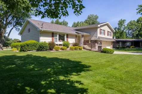 1202 Ellis Drive Charles City IA 50616