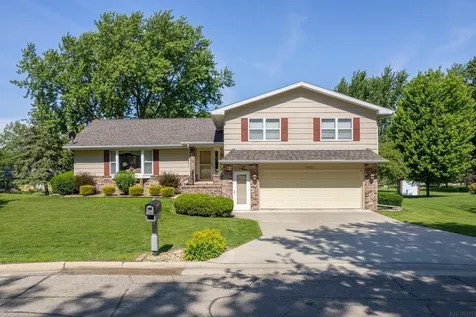 1202 Ellis Drive Charles City IA 50616