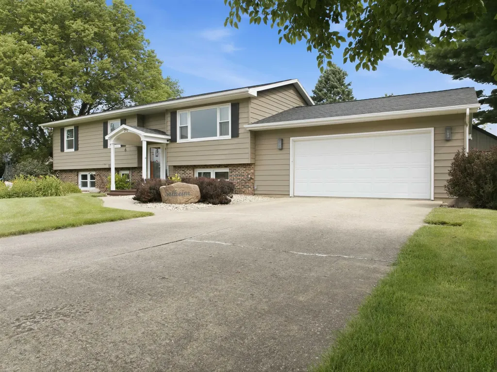 202 Summit Drive Waverly IA 50677