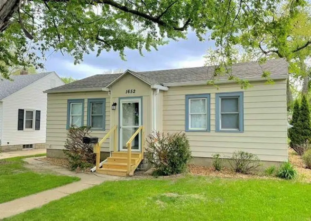 1652 Bertch Avenue Waterloo IA 50702