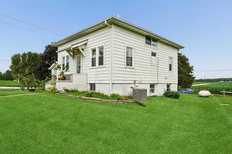 2797 Paris Road Central City IA 52214