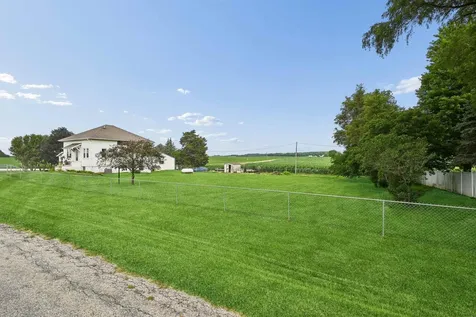 2797 Paris Road Central City IA 52214