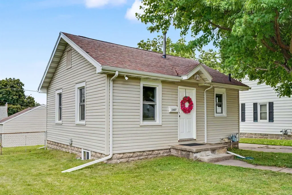 1607 Hawthorne Avenue Waterloo IA 50702