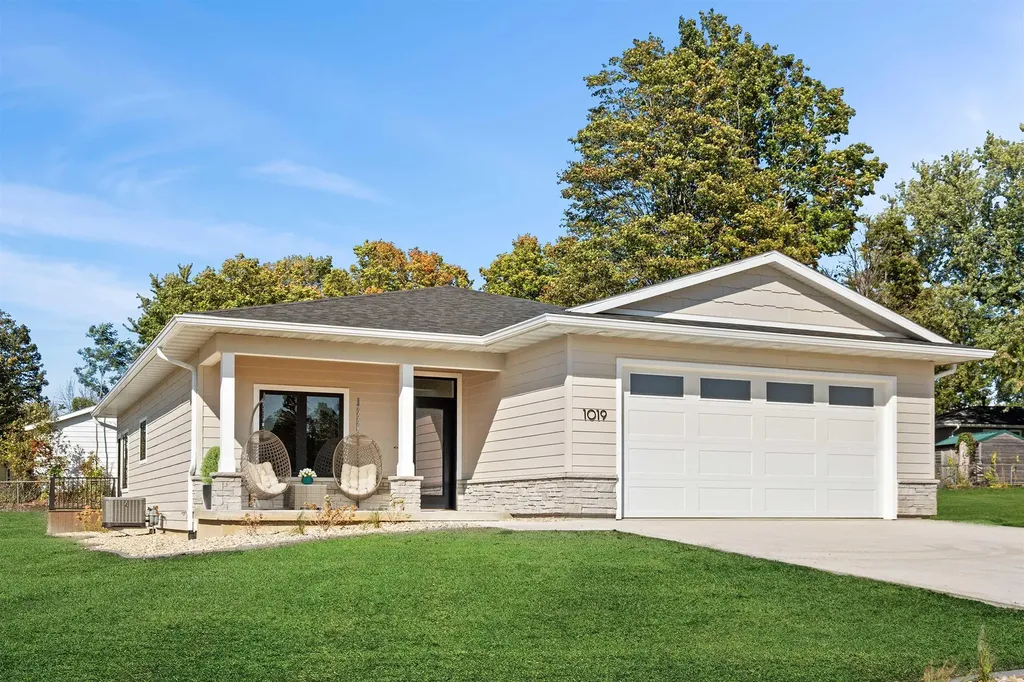 1019 NE 2nd Avenue Waverly IA 50677