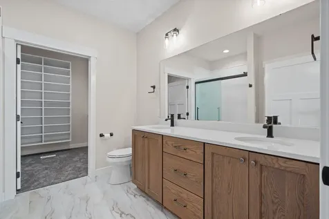 1019 NE 2nd Avenue Waverly IA 50677