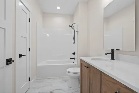 1019 NE 2nd Avenue Waverly IA 50677