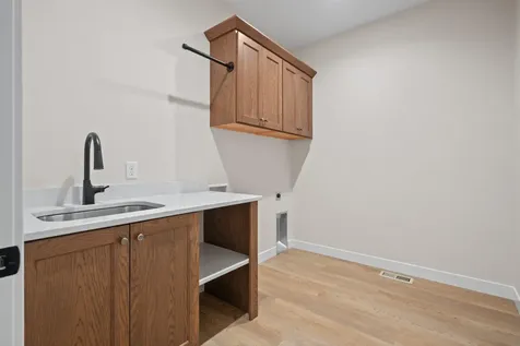 1019 NE 2nd Avenue Waverly IA 50677