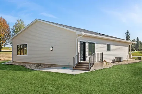 1019 NE 2nd Avenue Waverly IA 50677