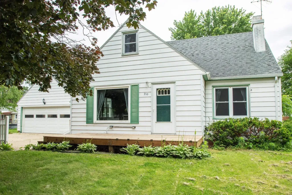 916 Harlington Place Waverly IA 50677