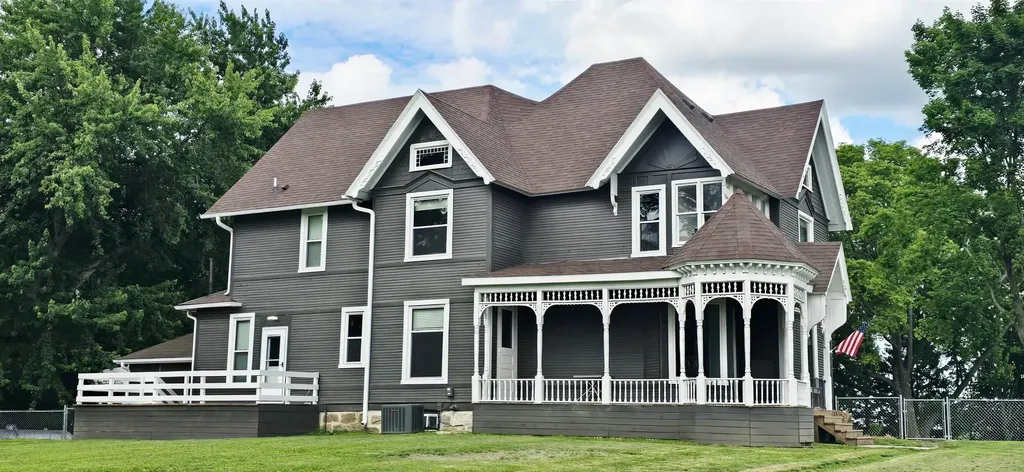 1862 Timber Avenue Charles City IA 50616