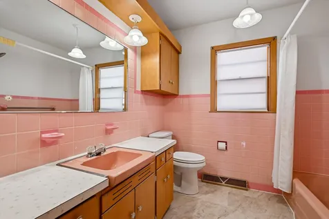 1300 SW 4th Avenue Waverly IA 50677