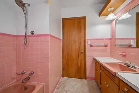 1300 SW 4th Avenue Waverly IA 50677
