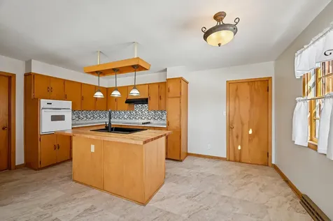 1300 SW 4th Avenue Waverly IA 50677