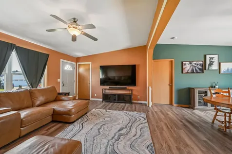 2590 Meadow View Drive Urbana IA 52345