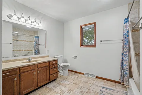 2117 Tilbury Road Waterloo IA 50701