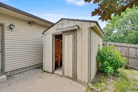 2117 Tilbury Road Waterloo IA 50701