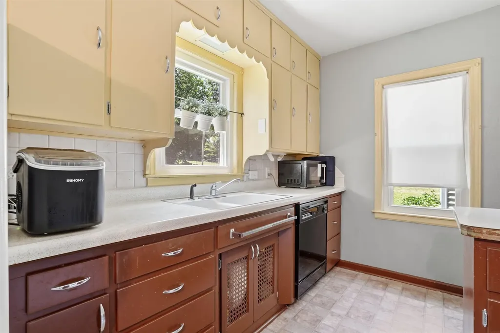 700 Cornwall Avenue Waterloo IA 50702
