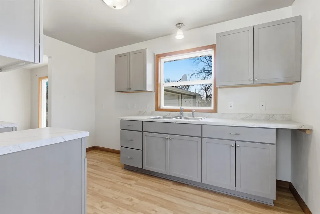 1811 Sager Avenue Waterloo IA 50701