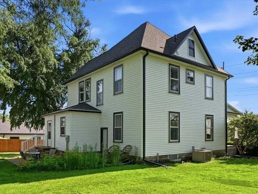 4245 W 4th Street Waterloo IA 50701
