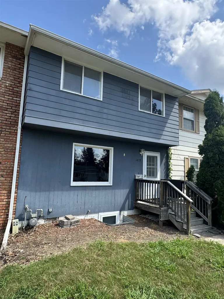1419 W 2nd Street Cedar Falls IA 50613