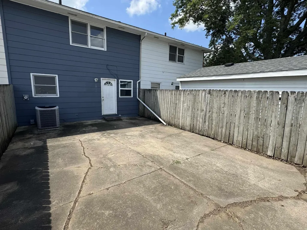 1419 W 2nd Street Cedar Falls IA 50613