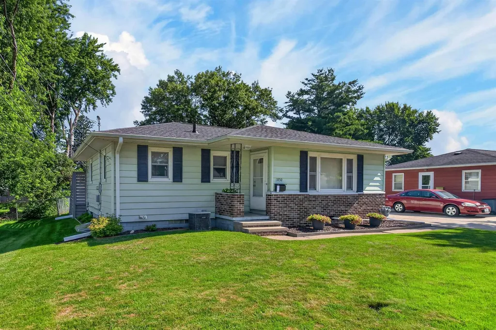 1030 Downing Avenue Waterloo IA 50701