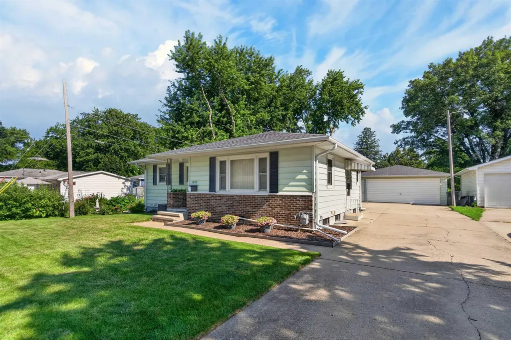 1030 Downing Avenue Waterloo IA 50701