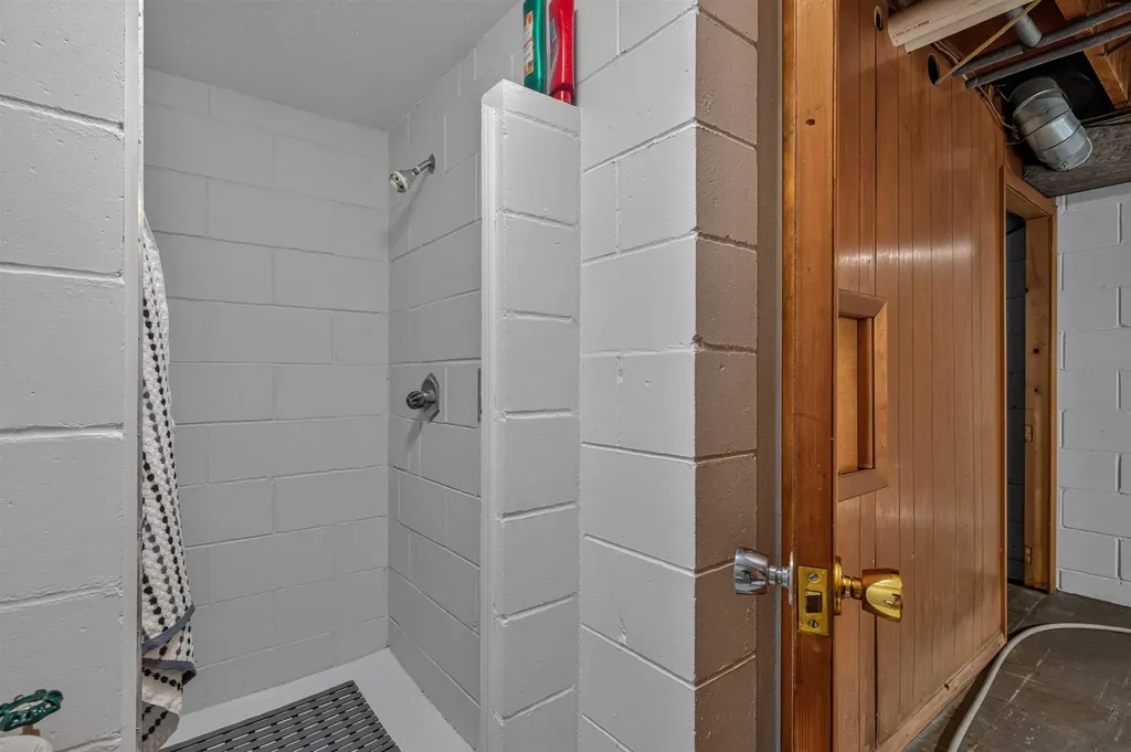 1030 Downing Avenue Waterloo IA 50701