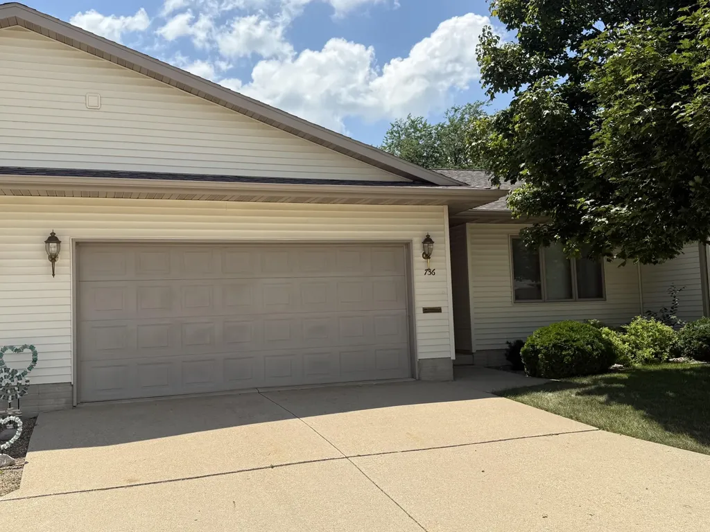 736 Southlawn Terrace Oelwein IA 50662