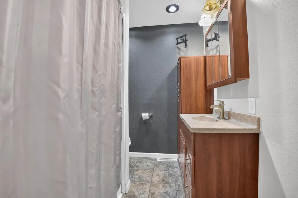 1255 Scott Avenue Waterloo IA 50701