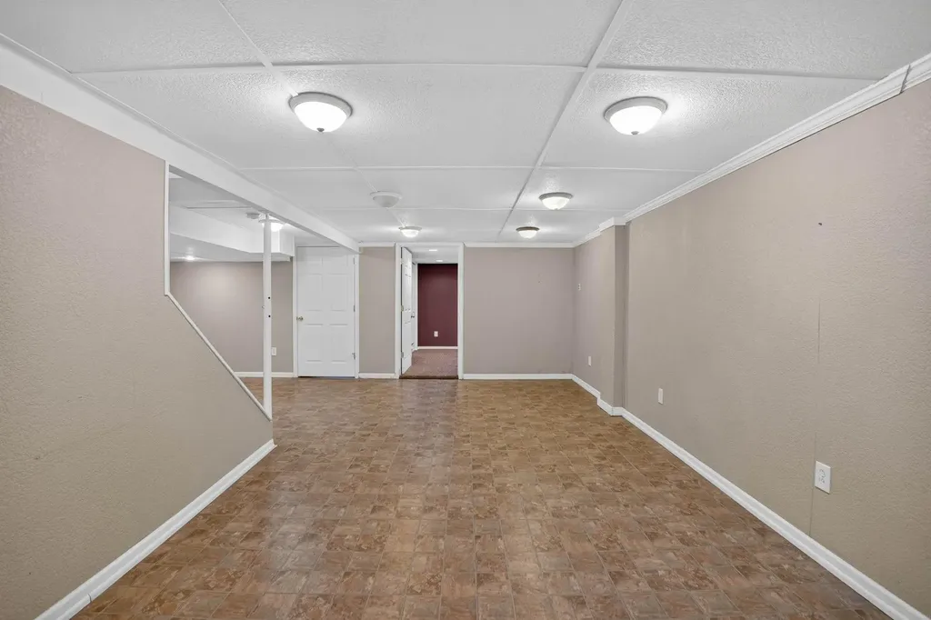 1255 Scott Avenue Waterloo IA 50701