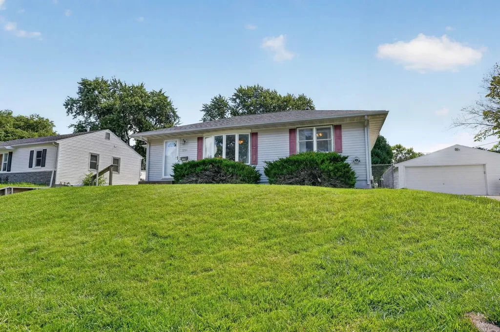 1255 Scott Avenue Waterloo IA 50701