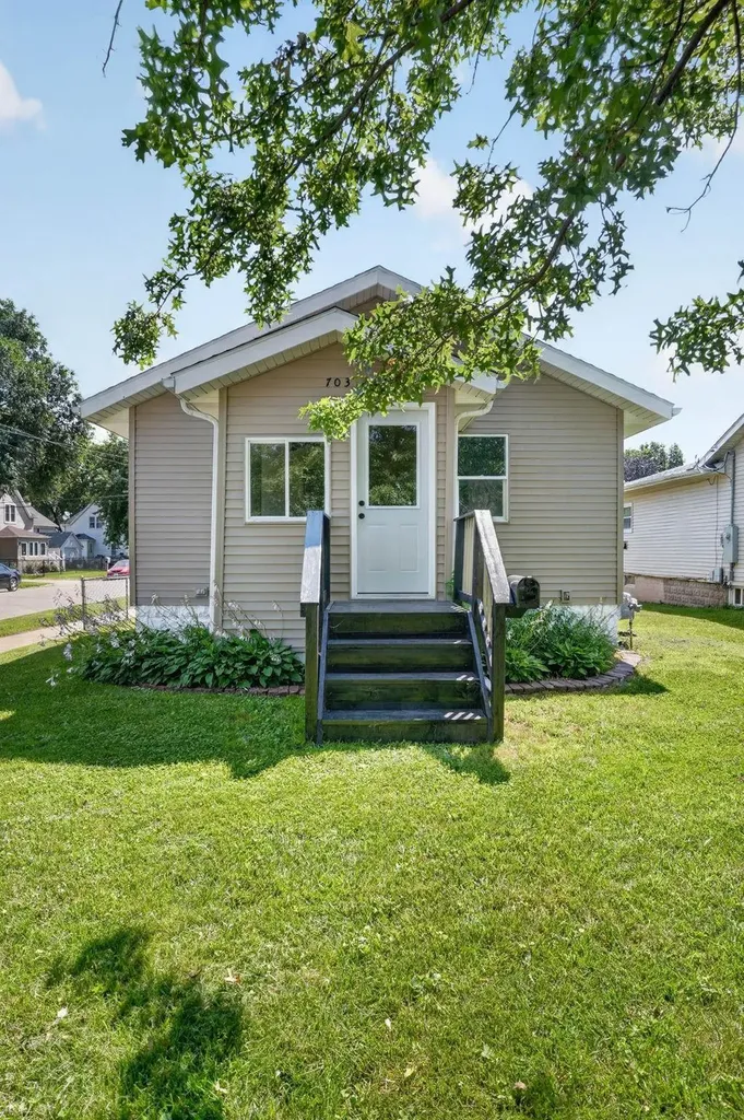 703 Magnolia Parkway Waterloo IA 50701