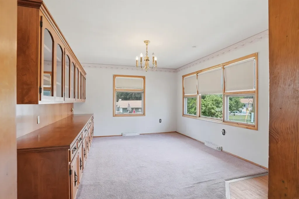 2571 Kate Street Waterloo IA 50701