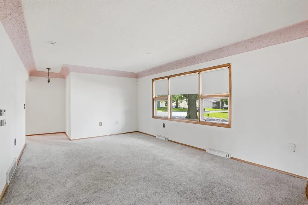 2571 Kate Street Waterloo IA 50701