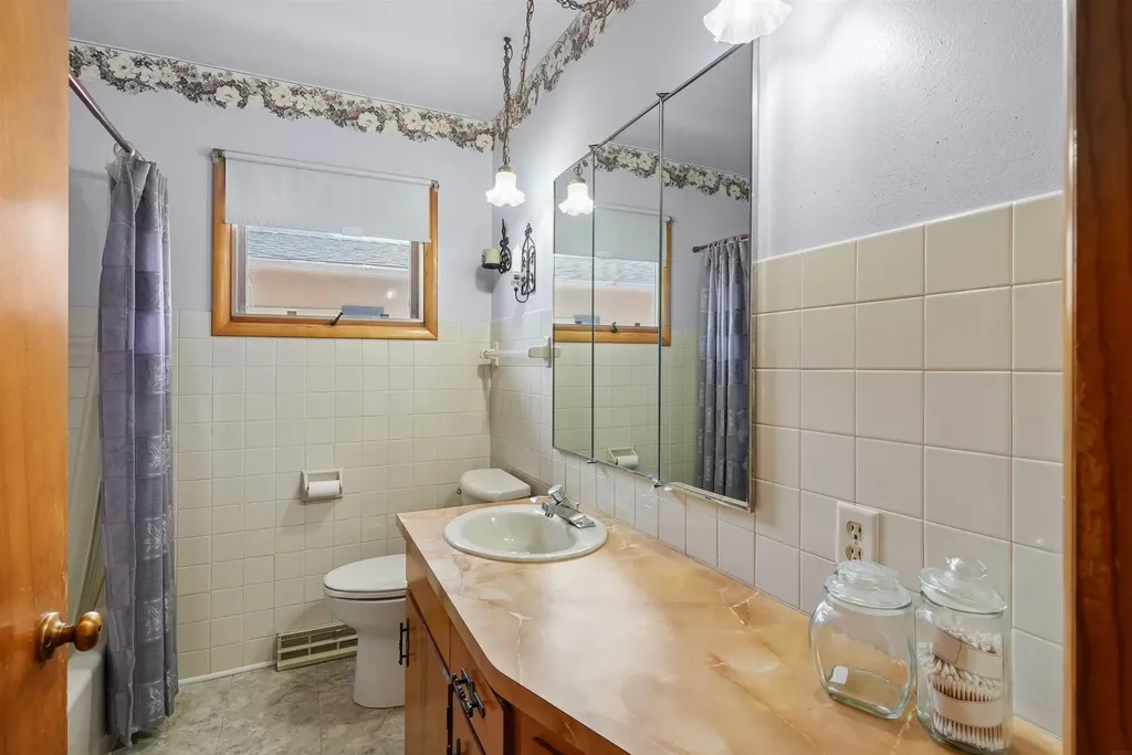 2571 Kate Street Waterloo IA 50701